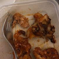Pedaço de carne encontrado no prato vegano de couve flor empanada, especificado previamente que somos vegan no pedido. Além de o restaurante se intitular na Uber eats como VEGVEG at Kasthamandap Restaurant And Cafe House in Lisbon