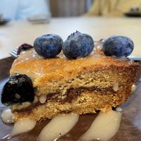 Blondie met bessen en witte chocoladesaus  at Cravings For Green in Ede