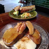 French toast and BBQ mushroom toast at Cravings For Green in Ede