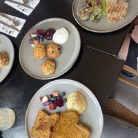 French toast, scones en kimchi tosti.  at Cravings For Green in Ede