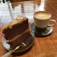 Red velvet cake en cappuccino   at Cravings For Green in Ede