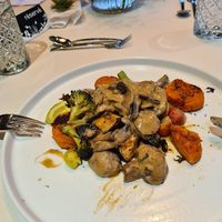 Champi-Geschnetzeltes mit Gemüse und Süßkartoffeltalern at Sonnenberg Health Hotel in Schwellbrunn