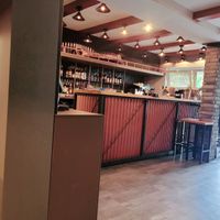 Die moderne Theke direkt hinter dem Eingang at Butcha in Erftstadt