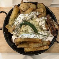 Patatas fritas con salsa  at Ingrediente Secreto in Badalona