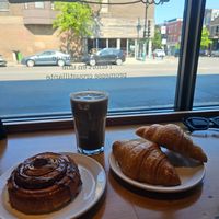Brioche à la canelle vegan, croissants vegan, et mocha avec lait d'avoine DAM at Boulangerie Jarry in Montreal