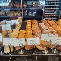 Cookie, muffin, croissant, chocolatine et roulé à la canelle en option végétalienne at Boulangerie Jarry in Montreal