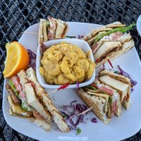 Knuckle Sandwich with Sriracha Mac n Cheese at End of the Line Cafe in Pensacola