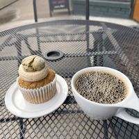 Cupcake-Cookie Combo Pastry & Black Coffeee #Veganuary at End of the Line Cafe in Pensacola