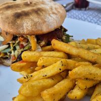 Veganer Burger mit Pilzen und karamellisierten Zwiebeln at Restaurant Edlunds in Marburg