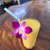 Smoothies come with a plastic straw. Tasty & very good price (40 baht as of Jan 2023) at Chada Vegetarian Restaurant in Chiang Mai