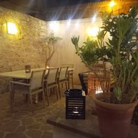 Courtyard seating area at Restaurante Anoa Santanyí in Mallorca