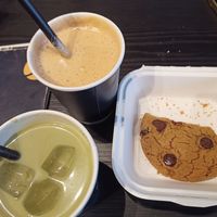 Matcha, banana split coffee, cookie at Izy Coffee in Antwerpen