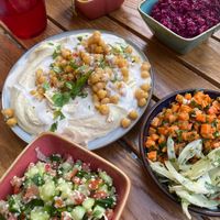De andere gerechtjes van het Shouq-menu, bietensalade, humus, ingelegde groentes, venkelsalde en tabouleh    at SHOUQ - Zeist in Zeist