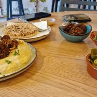 Hummus mit frittiertem Blumenkohl, Falafel at SHOUQ - Zeist in Zeist