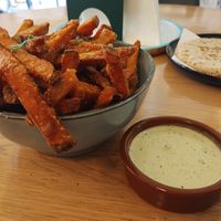 Zoete aardappel patat met tahini munt saus at SHOUQ - Zeist in Zeist