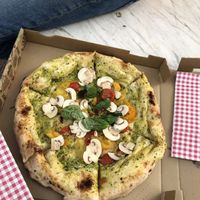 pizza napoletana con crema di zucchine, pomodorini rossi e gialli, funghi (ci sarebbero state anche le olive ma io le ho fatte togliere)  at Quarto d'Ora Italiano in Pisa