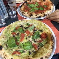 marinara e pizza con crema di zucchine e funghi e pomodori  at Quarto d'Ora Italiano in Pisa