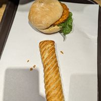 Vanillestange und plant based crunchy chicken Sandwich at backWERK in Mannheim