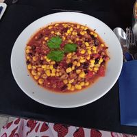 Vegan chili sin carne (met tortilla chips, geroosterd brood, vegan room, extra korianderblaadjes en limoenschijfjes) at Moby Dick in Antwerpen