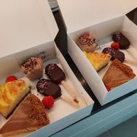 Mother's day box: vegan cheesecake, speculooscake, chocolate mousse and cakesicles at Junglicious in Evergem