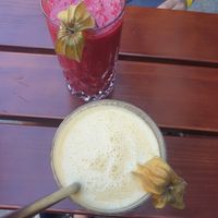 Tropical smoothie and veggie smoothie at LIT Coffeebar & Bakery in Berlin