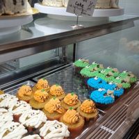 Halloween themed muffins and carrot cake at Trick or Treat Vegan Sweets (formerly Canelita Sweets) in Osaka