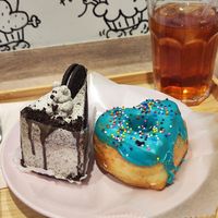 Iced tea with soy cream filled donut and Oreo cake at Trick or Treat Vegan Sweets (formerly Canelita Sweets) in Osaka