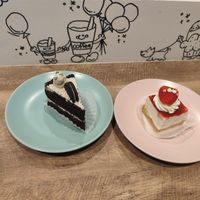 Tarta de oreo y cheescake de fresa at Trick or Treat Vegan Sweets (formerly Canelita Sweets) in Osaka