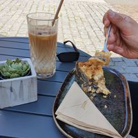 Iced Coffee mit Hafermilch & veganer Streuselkuchen. at In aller Munde Café & Feinkost in Hamburg