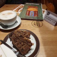 Bananen Guglhupf mit Cappuccino at Cafe Guglhupf in Munich