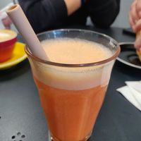 Bee red (suc de taronja i maduixa) at Bee Love Coffee in Cerdanyola Del Valles