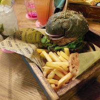 Vegan Burger (with Beyond Meat) and fries (16€) and a Mojito (9€) at Bonito Kitchen & Cocktails in Mallorca