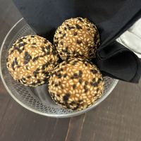 Dolce: palline di cocco e sesamo fritte   at NUNU in Rome