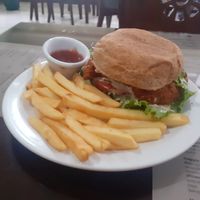 Hamburguesa de milanesa at Loving Hut - Costa Rica in Heredia