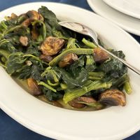 Fried mushrooms with spinach at Garnitoun in Garni