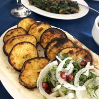 Vegan "Plech" potato with fresh onions and pomegranate at Garnitoun in Garni