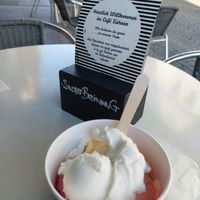 Es gab heute veganes Eis in den Sorten Mango, Erdbeere, Zitrone, Banane  und Waldfrüchte. Sehr lecker! Schön wäre eine Eiskarte am Tisch. Die Eisbecher stehen alle nur an unters at Café Eishorn in Schwaebisch Gmuend