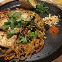 Pad thai con tofu😄 sí estuvo rico la neta at Manaw in Mexico City