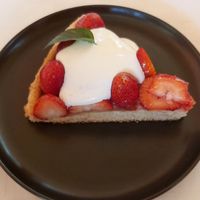 Tarte de morangos biológicos at Palheiro in Rio De Onor