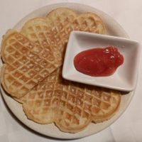 Waffle com compota de morangos at Palheiro in Rio De Onor