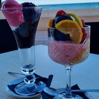 Vegan sundae with dark chocolate, strawberry and mango ice cream and fresh fruit at Sapori in Mallorca