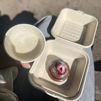 Pastelito de choco&frambuesa y Chai Latte (canela)  at La Malcriada in Barcelona