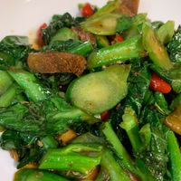 🇵🇸🗝️🇹🇭 Stir-fried Kale (Hardy Leafy Green Vegetable) with Vegan Not-Pork ⚖️🇵🇸🇲🇲🌏👩🏽‍🍼🇵🇸 at Pa Yod Shan Vegetarian Cafe in Chiang Mai