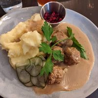 Vegobullar med gräddsås & potatismos (189 SEK) - 4.5/5 at  Verte in Stockholm