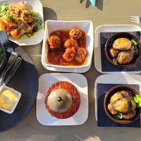 Vegan Tapas, balletjes in saus, burger, bruchetta, champignons en garnituur at Heerlijke Streken in Blauwestad