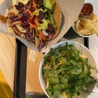 „Der vitale Gourmet Döner“ und „Bravocado Pommes"  at Neue Dönastie in Regensburg