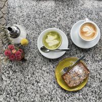 Matchalatte, Cappuccino und veganes Bananenbrot mit Nüssen  at KARACHO in Aschaffenburg