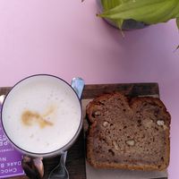 Iced Latte mit Hafermilch und Bananenbrot at Onoma in Flensburg