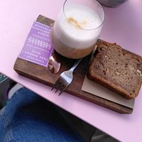 Iced Latte mit Hafermilch und Bananenbrot, Schild ist die Info zur Röstung at Onoma in Flensburg
