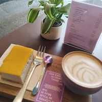 Veganer Mangokäsekuchen und Cappuccino mit Hafermilch at Onoma in Flensburg
